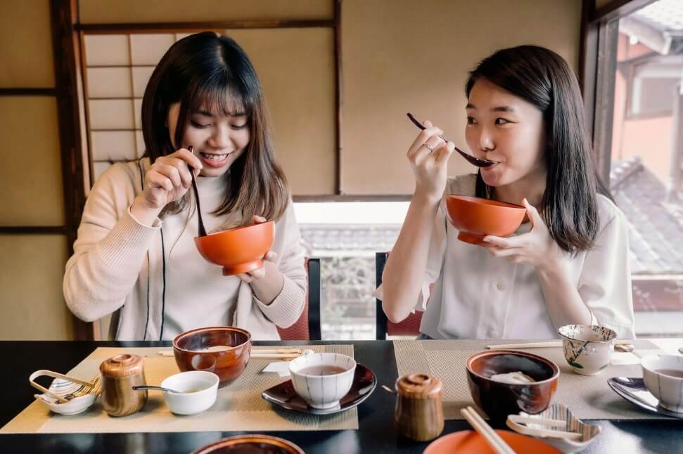 Две азиатки завтракают